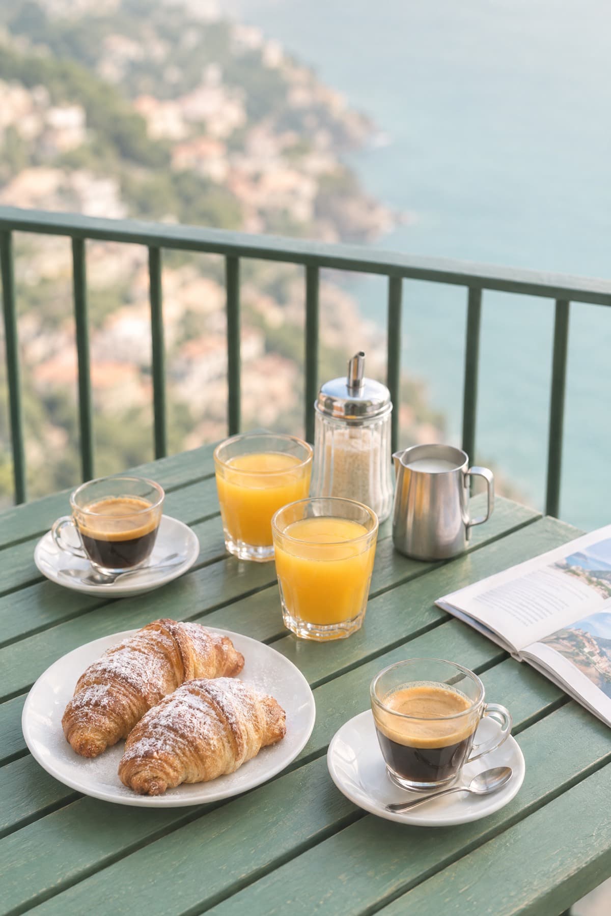 Desayuno en un balcón con vista al mar