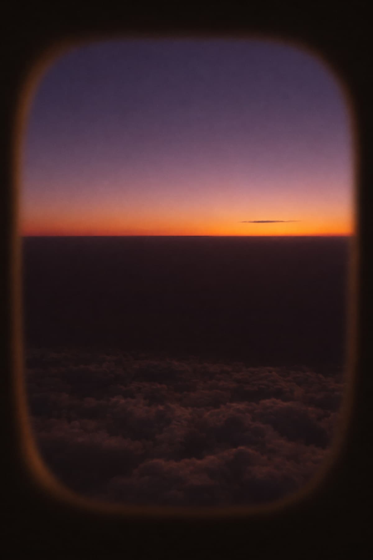 Vista por la ventanilla del avión al atardecer